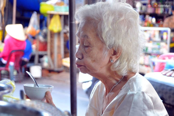 Cụ bà này cho biết nghe con cháu nhắc đến món chè lạ nên phải cũng phải đi thưởng thức và cụ rất thích sau lần đầu ăn chè Campuchia. Cụ bà này cho biết nghe con cháu nhắc đến món chè lạ nên phải cũng phải đi thưởng thức và cụ rất thích sau lần đầu ăn chè Campuchia.
