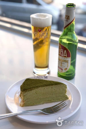 Chiếc bánh Crêpe ăn ngon đúng điệu khi dùng với một chút bia lạnh. Ảnh: Visitkorea
