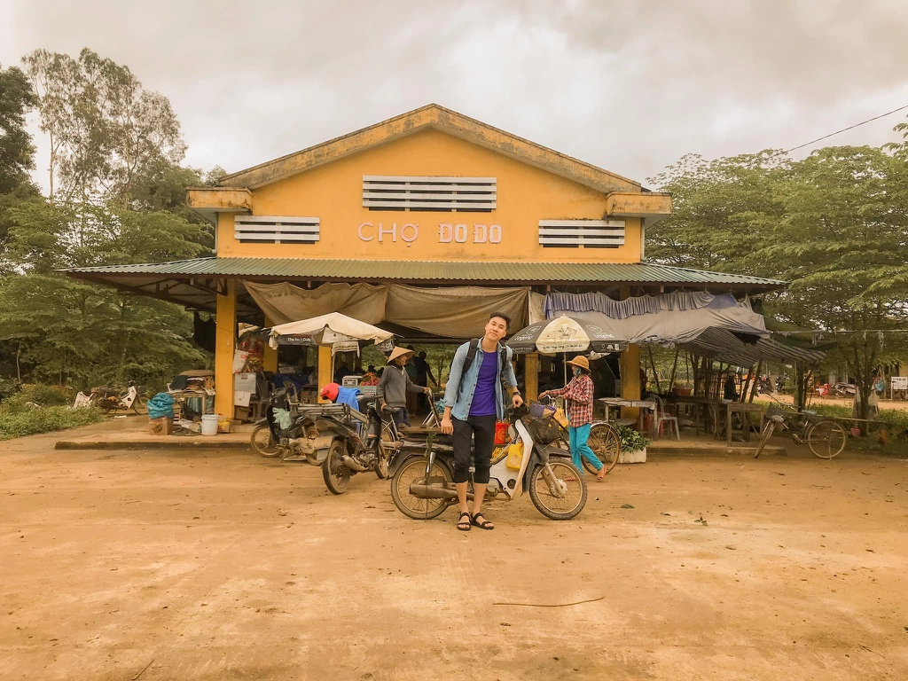 Những tín đồ mê truyện của Nguyễn Nhật Ánh hẳn đều quen thuộc với hình ảnh làng Đo Đo xuất hiện nhiều trong các tác phẩm của ông. Làng Đo Đo và chợ Đo Đo là địa danh có thật, thuộc xã Bình Quế, huyện Thăng Bình, Quảng Nam, nơi nhà văn Nguyễn Nhật Ánh đã sống và gắn bó trong 8 năm đầu đời. Bên cạnh ngôi chợ được dựng làm phim trường, chợ Đo Đo đời thật cũng là điểm check-in được các tín đồ du lịch và các cuồng phim "Mắt biếc" yêu thích.