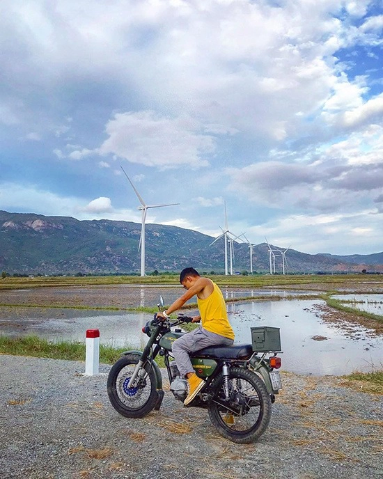 Mỗi thời điểm, nơi này lại mang một vẻ đẹp khác, lúc thì sắc vàng óng ả của đồng lúa chín, lúc thì màu xanh rì nhưng cũng có thời điểm hoang vu. Thời điểm lý tưởng để ghé thăm nơi này là sáng sớm hoặc chiều muộn. Vì các trụ turbine rất to, bạn nên đứng xa để dễ dàng chụp ảnh hơn. Ảnh: tonie_nguyen.