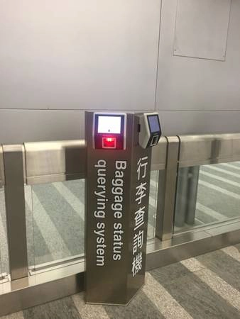 Nếu đã thấy hành lý của mình trên màn hình và đi vào suôn sẻ, scan tag hành lý (claim tag) vào cột ngay dưới màn hình là xong. Sau đó chỉ việc đến sân bay, ra thẳng cổng hải quan là được. Lưu ý: Bạn phải hoàn thành việc này trước giờ khởi hành ít nhất 3 tiếng.