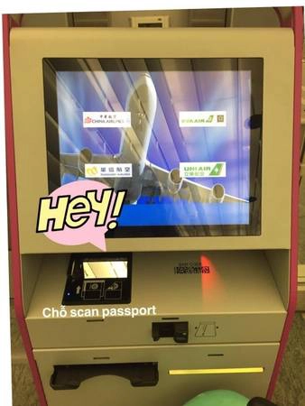 Dùng máy tự check-in scan hộ chiếu để nhập thông tin và chọn hãng bay. Chỉ China Airlines, Eva Air, Uni Air và Mandarin Airlines mới cung cấp dịch vụ này.  Thông tin hành khách hiện trên màn hình. Hành khách tự kiểm tra và xác nhận. Ghế ngẫu nhiên được lựa chọn, tuy nhiên bạn có thể thay đổi chỗ ngồi nếu còn. Cuối cùng, vé sẽ được trả cho khách hàng qua khe màu đen.
