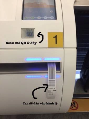  Miếng tag hành lý được trả cho khách hàng qua khe.