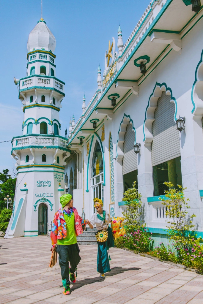 Nơi đây được thiết kế lạ mắt với hai gam màu chính là trắng và xanh ngọc. Điểm nhấn là những mái vòm cao, rộng của kiến trúc Hồi giáo. Khung cửa in hoa văn viền cách điệu theo lối kiến trúc cổ của đạo Hồi, khiến toàn bộ thánh đường trông như một tuyệt tác nghệ thuật độc đáo. Ảnh: Phi Thông.