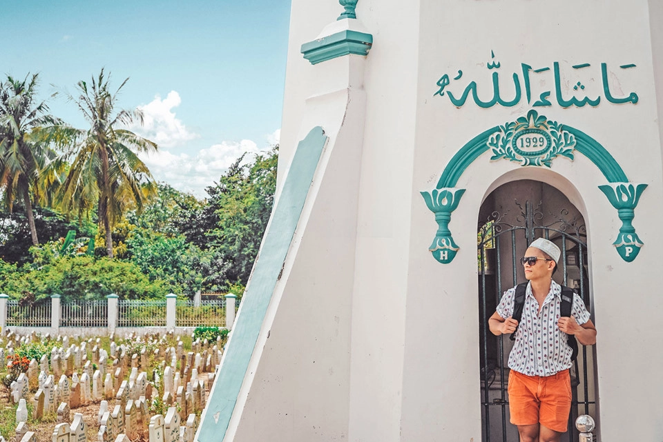 Trước khi vào khuôn viên Jamiul Azhar, bạn sẽ thấy một nghĩa trang với nhiều hàng bia đá khắc tên người quá cố. Theo chia sẻ của người địa phương, nghĩa trang này là nơi yên nghỉ của rất nhiều người Hồi giáo trên khắp Việt Nam, không riêng trong vùng. Lối xây dựng kỳ lạ này khiến thánh đường trở nên bí ẩn và có sức quyến rũ với các tín đồ theo đạo Hồi. Ảnh: @iamkoo.