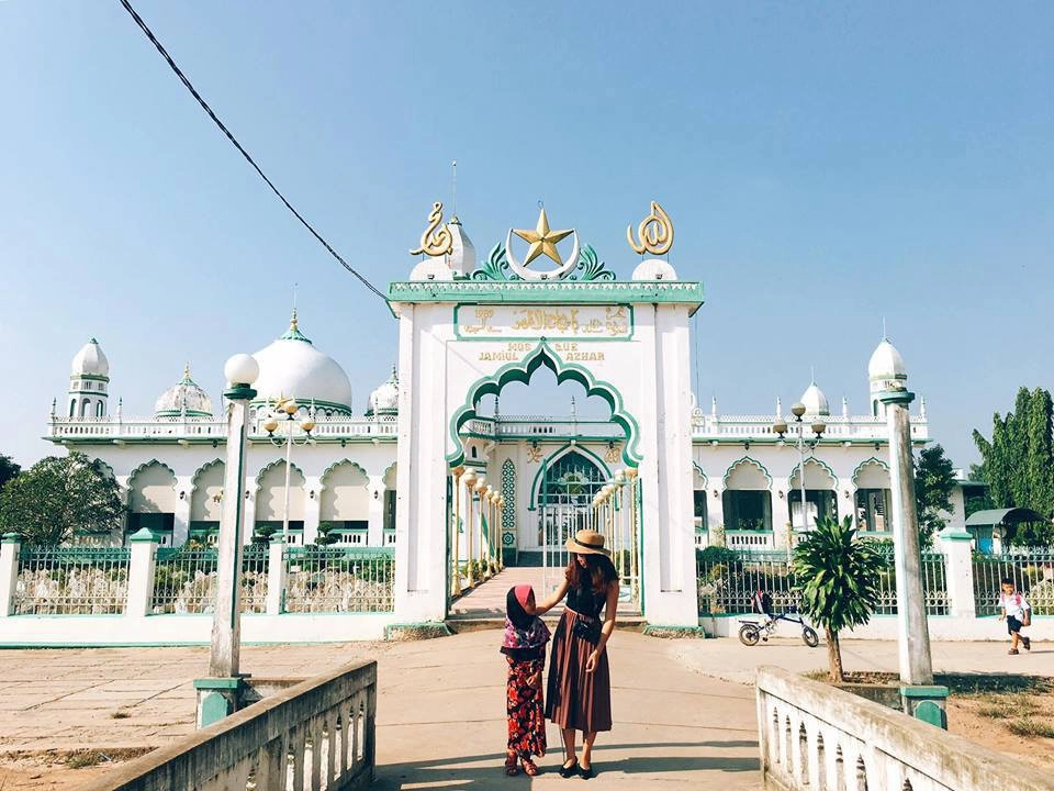 Một trong năm điều răn với người Hồi giáo là phải hành hương tới thánh địa Mecca một lần trong đời. Tuy nhiên, với cộng đồng Hồi giáo tại Việt Nam, nhiều người chọn những chuyến hành hương tới các nhà thờ Hồi giáo lớn tại An Giang. Ảnh: Đặng Trang.