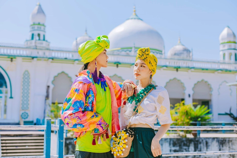 Với đặc trưng hai tone màu sáng, khi đến thánh đường chụp ảnh, các bạn có thể lựa chọn trang phục màu cam, vàng hoặc màu nổi bật để bức ảnh thêm phần bắt mắt và thời trang. Bên cạnh đó, để có được những tấm ảnh xuất chúng như thế này, công đoạn hậu kỳ chỉnh ảnh cũng khá đầu tư. Bạn hãy chọn những gam màu ảnh tươi tắn để tạo độ chất ngầu cho album của mình nhé. Ảnh: Phi Thông.