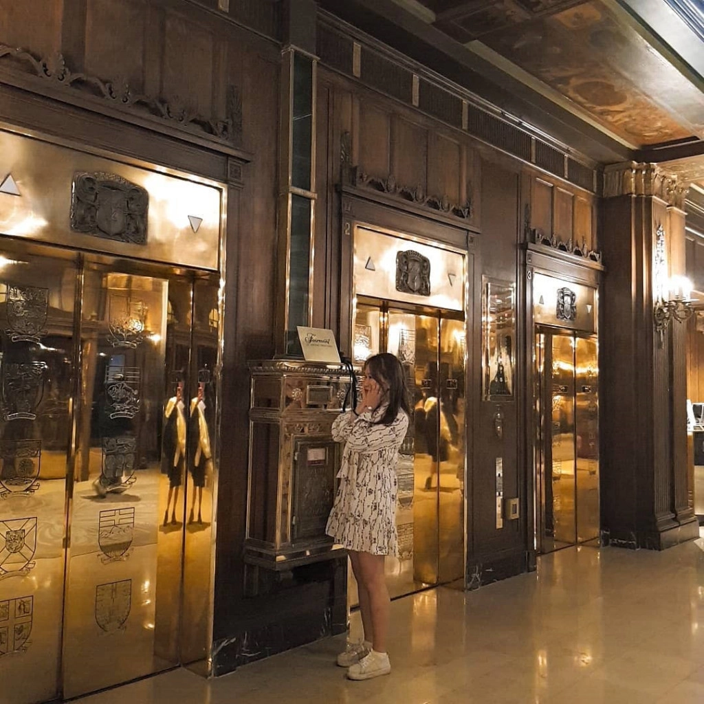 Khách sạn Chateau Frontenac (Quebec, Canada): Khách sạn sang trọng này đóng vai trò như biểu tượng của Quebec trong bộ phim với lớp tường gạch và những ngọn tháp nhô cao như một tòa lâu đài. Khung cảnh bên trong khách sạn xa hoa, sang trọng, khiến Eun-tak lẫn người xem cảm thấy choáng ngợp như lạc vào lâu đài cổ tích. Ảnh: hye__min97, special_jinny.
