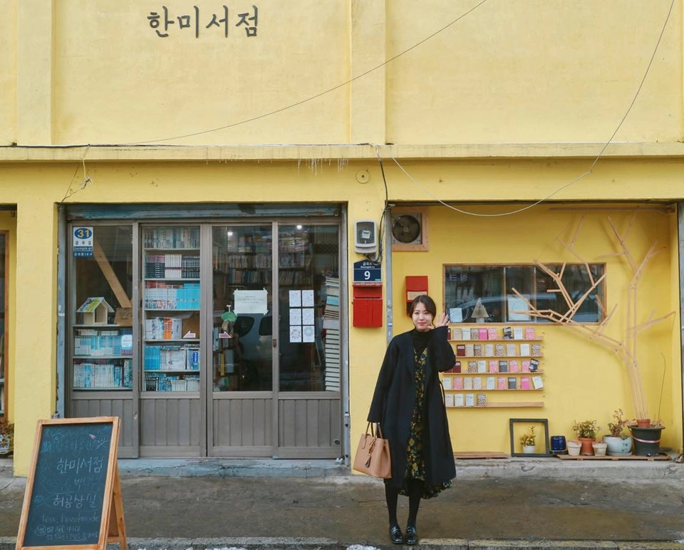 Nhà sách Mocca (Seoul, Hàn Quốc): Hiệu sách này là nơi diễn ra cảnh phim hài hước khi Eun-tak vô tình gọi Kim Shin đến khi đang thổi tắt lửa trên con mực nướng của mình. Địa điểm này từng xuất hiện rất nhiều trong các hình ảnh và video quảng cáo. Nhà sách Mocca đã đóng cửa. Tuy vậy, bạn vẫn có thể chụp những tấm hình rất đẹp từ bức tường graffity ngay đó. Ảnh: Bingbbong.
