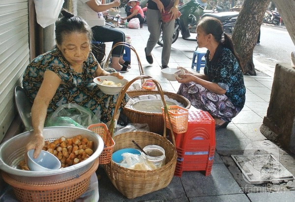 Hàng cháo sườn nằm khiêm tốn ở một góc Hàng Bồ. Hàng cháo sườn nằm khiêm tốn ở một góc Hàng Bồ.