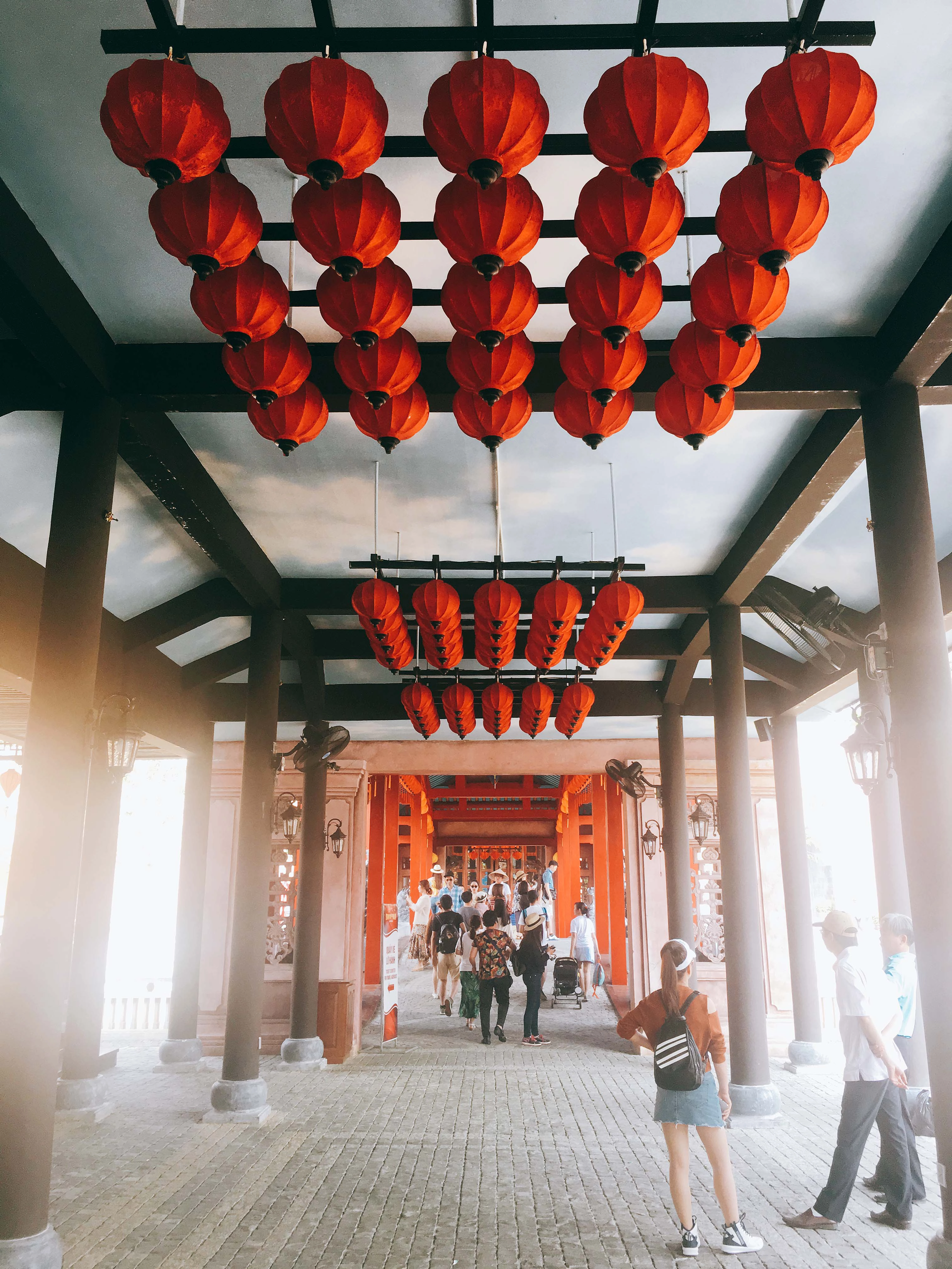 Đường đến cáp treo được thiết kế theo phong cách cổ kính Đường đến cáp treo được thiết kế theo phong cách cổ kính