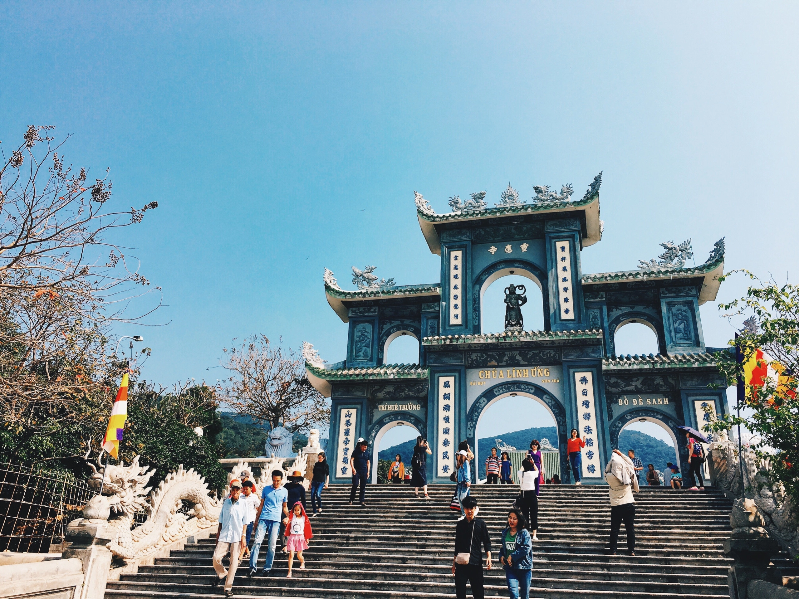 Cổng chùa uy nghiêm Cổng chùa uy nghiêm