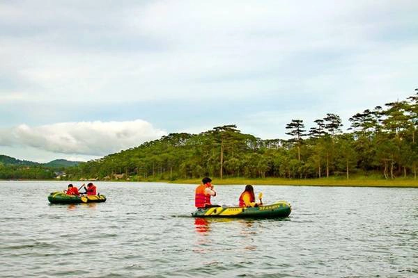 Khu vực hồ Tuyền Lâm gần đường hầm đất sét là địa điểm bắt đầu hành trình chèo thuyền cao su, để đến với khu rừng có hệ thực vật phong phú, đặc biệt là cây phong lá chuyển màu vàng, đỏ vào mùa thu, đông.