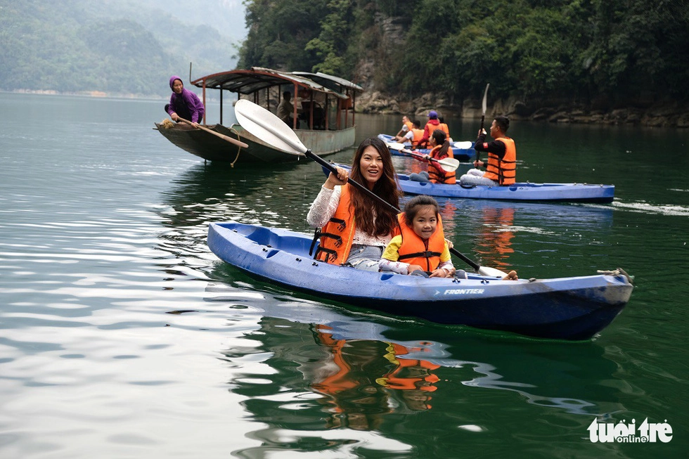 Mẹ con chị Mira trải nghiệm chèo thuyền kayak, cô bé Mira không giấu được sự hào hứng