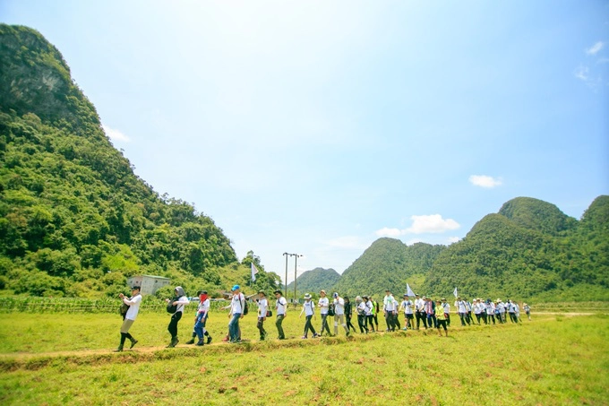 Thử thách bắt đầu từ làng Tân Hóa, một ngôi làng nhỏ nằm giữa núi rừng trùng điệp. Từ đây, đoàn đi bộ để đến sông Rào Nan. Đối với dân văn phòng vốn quen với đô thị và môi trường công sở, trải nghiệm “đi giữa đồng xanh” như thế này thật sự khác biệt. Thử thách bắt đầu từ làng Tân Hóa, một ngôi làng nhỏ nằm giữa núi rừng trùng điệp. Từ đây, đoàn đi bộ để đến sông Rào Nan. Đối với dân văn phòng vốn quen với đô thị và môi trường công sở, trải nghiệm “đi giữa đồng xanh” như thế này thật sự khác biệt.