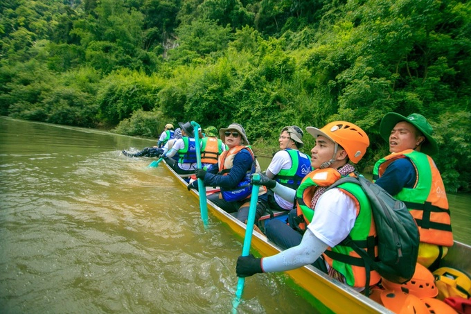 “Lần đầu tiên tôi được thử hoạt động đua thuyền, nhìn hướng dẫn có vẻ dễ nhưng khi thực hiện hoàn toàn không đơn giản. Để đi nhanh, đúng hướng, 10 người phải rất hiểu ý nhau”, anh Lê Thanh Thảo, một người chơi đến từ Quảng Ninh chia sẻ. “Lần đầu tiên tôi được thử hoạt động đua thuyền, nhìn hướng dẫn có vẻ dễ nhưng khi thực hiện hoàn toàn không đơn giản. Để đi nhanh, đúng hướng, 10 người phải rất hiểu ý nhau”, anh Lê Thanh Thảo, một người chơi đến từ Quảng Ninh chia sẻ.