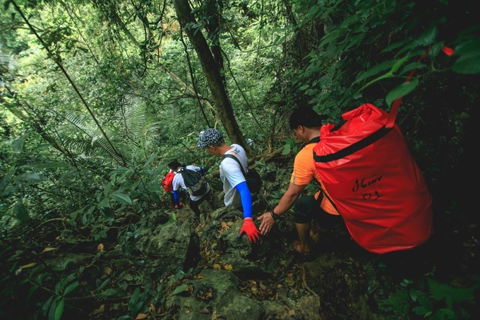 Đoạn đường tiếp theo vô cùng thách thức khi phải trekking trên rừng núi đá tai mèo lởm chởm, nhiều dốc cao, địa hình nhấp nhô. Bất chấp quãng đường khó, 120 người chơi vẫn tươi tắn, giữ được nhiệt huyết, duy trì tốc độ trong từng bước chân. Nếu có thành viên nào tỏ ra xuống sức, lập tức đồng đội sẽ đến hỗ trợ. Đoạn đường tiếp theo vô cùng thách thức khi phải trekking trên rừng núi đá tai mèo lởm chởm, nhiều dốc cao, địa hình nhấp nhô. Bất chấp quãng đường khó, 120 người chơi vẫn tươi tắn, giữ được nhiệt huyết, duy trì tốc độ trong từng bước chân. Nếu có thành viên nào tỏ ra xuống sức, lập tức đồng đội sẽ đến hỗ trợ.