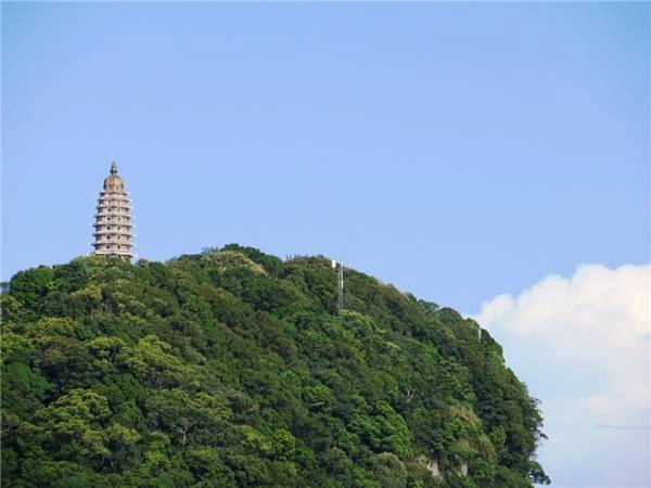 Từ đền Thượng bạn có thể được ngắm nhìn tòa tháp Báo Thiên trên đỉnh Vua. (Ảnh: Internet) Từ đền Thượng bạn có thể được ngắm nhìn tòa tháp Báo Thiên trên đỉnh Vua. (Ảnh: Internet)