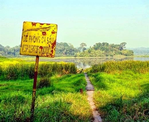 Và đừng quên ghé thăm Bàu Sấu – tuyến tham quan nổi tiếng nhất ở vườn quốc gia Nam Cát Tiên. Để đến được nơi này, đầu tiên bạn phải di chuyển bằng xe jeep khoảng 10km rồi đi bộ thêm 5km nữa. (Nguồn: Internet) Và đừng quên ghé thăm Bàu Sấu – tuyến tham quan nổi tiếng nhất ở vườn quốc gia Nam Cát Tiên. Để đến được nơi này, đầu tiên bạn phải di chuyển bằng xe jeep khoảng 10km rồi đi bộ thêm 5km nữa. (Nguồn: Internet)