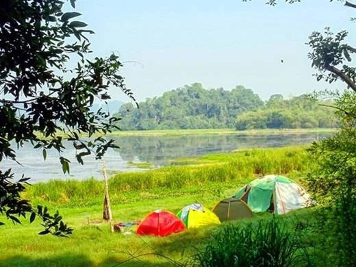 Khi chiều dần buông, hãy bắt đầu dựng lều trại để tận hưởng một đêm cắm trại thật đáng nhớ cùng bè bạn. (Nguồn: Internet) Khi chiều dần buông, hãy bắt đầu dựng lều trại để tận hưởng một đêm cắm trại thật đáng nhớ cùng bè bạn. (Nguồn: Internet)