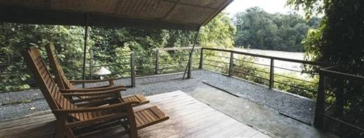 Nhà nghỉ bố trí những chiếc ghế dựa thoải mái trông ra bờ hồ, giúp khách tham quan có những giây phút thư giãn nhẹ nhàng giữa bốn bề không gian xanh ngắt. (Nguồn: Internet) Nhà nghỉ bố trí những chiếc ghế dựa thoải mái trông ra bờ hồ, giúp khách tham quan có những giây phút thư giãn nhẹ nhàng giữa bốn bề không gian xanh ngắt. (Nguồn: Internet)