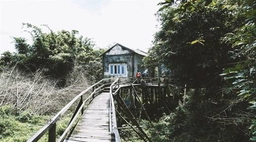 Cây cầu gỗ dẫn đến nhà nghỉ tuy đơn sơ, cũ kĩ nhưng lên hình thì cực kì bắt mắt. (Nguồn: Internet) Cây cầu gỗ dẫn đến nhà nghỉ tuy đơn sơ, cũ kĩ nhưng lên hình thì cực kì bắt mắt. (Nguồn: Internet)