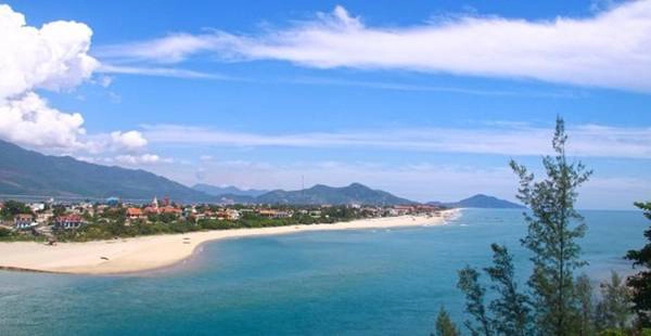Bãi biển Lăng Cô dài hàng chục kilômet kéo dài từ chân đèo Hải Vận tới cảng Chân Mây - Ảnh: Lê Hồng Thái. Bãi biển Lăng Cô dài hàng chục kilômet kéo dài từ chân đèo Hải Vận tới cảng Chân Mây - Ảnh: Lê Hồng Thái.