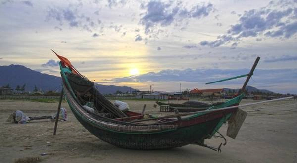 Bãi biển Lăng Cô cũng là địa điểm tập trung thuyền của ngư dân địa phương - Ảnh: Lê Hồng Thái Bãi biển Lăng Cô cũng là địa điểm tập trung thuyền của ngư dân địa phương - Ảnh: Lê Hồng Thái