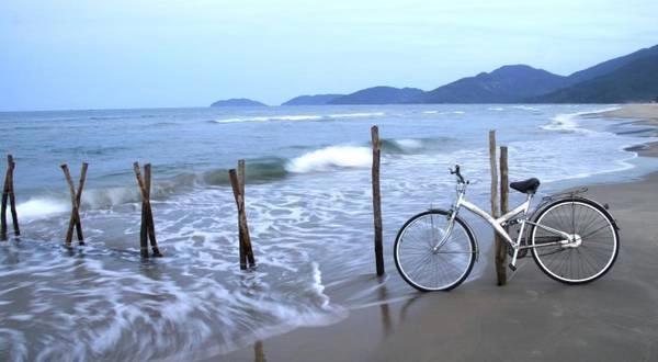 Đạp xe trên bãi biển, chạy đua với những con sóng sẽ đem lại cảm giác vô cùng thú vị - Ảnh: Lê Hồng Thái Đạp xe trên bãi biển, chạy đua với những con sóng sẽ đem lại cảm giác vô cùng thú vị - Ảnh: Lê Hồng Thái
