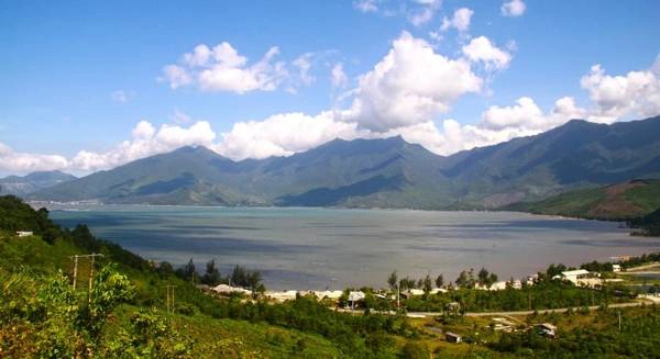 Đầm Lập An rộng gần 800ha, là nơi sinh sống của nhiều loại hải sản. Xa xa là dãy núi Bạch Mã - Ảnh: Lê Hồng Thái Đầm Lập An rộng gần 800ha, là nơi sinh sống của nhiều loại hải sản. Xa xa là dãy núi Bạch Mã - Ảnh: Lê Hồng Thái