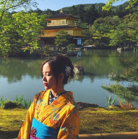 Ngoài ra, Phương Ly cũng rất ấn tượng khoảnh khắc cả hai chị em được mặc chiếc áo kimono. "Lúc đó Ly cứ tưởng mình đã trở thành một cô gái Nhật Bản nhẹ nhàng, e ấp", cô nàng hot girl cho biết. Ngoài ra, Phương Ly cũng rất ấn tượng khoảnh khắc cả hai chị em được mặc chiếc áo kimono. "Lúc đó Ly cứ tưởng mình đã trở thành một cô gái Nhật Bản nhẹ nhàng, e ấp", cô nàng hot girl cho biết.