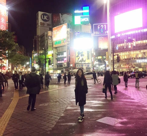 Sẵn đam mê thời trang, hai chị em Phương Linh - Phương Ly mê mẩn khu mua sắm sầm uất nhất Tokyo là Shibuya và Harajuku. "Từng nghe nhiều người nhắc về khu vực này nhưng đây là lần đầu Ly thật sự được đặt chân tới tham quan. Ở đây mọi người đều ăn mặc rất thời trang, thậm chí có phần quái quái, nhiều khi cứ y như nhân vật truyện tranh. Hơi tiếc là do không có nhiều thời gian nên hai chị em ít có hành ảnh tham quan khu vực đặc biệt này", em gái Phương Linh chia sẻ. Sẵn đam mê thời trang, hai chị em Phương Linh - Phương Ly mê mẩn khu mua sắm sầm uất nhất Tokyo là Shibuya và Harajuku. "Từng nghe nhiều người nhắc về khu vực này nhưng đây là lần đầu Ly thật sự được đặt chân tới tham quan. Ở đây mọi người đều ăn mặc rất thời trang, thậm chí có phần quái quái, nhiều khi cứ y như nhân vật truyện tranh. Hơi tiếc là do không có nhiều thời gian nên hai chị em ít có hành ảnh tham quan khu vực đặc biệt này", em gái Phương Linh chia sẻ.
