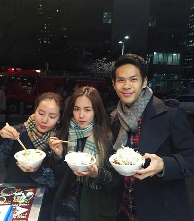 Về ẩm thực, hai chị em nữ ca sĩ mê mẩn nhất là thịt bò Kobe. "Mặc dù giá cả siêu đắt nhưng quả thật không hổ danh là món bò tuyệt hảo trên thế giới. Đặc biệt, những đầu bếp chế biến món ăn này cũng vô cùng điêu luyện. Ly chắc chắn sẽ rất nhớ ẩm thực, văn hoá của Nhật Bản khi về nước. Đối với Ly, Nhật Bản là một đất nước mà bất cứ ai đều nên một lần ghé thăm. Người dân Nhật lịch sự, mến khách và rất văn minh. Nhật Bản là đất nước mà Ly thấy bảo tồn được những nét đẹp văn hoá truyền thống dân tộc một cách xuất sắc. Nếu có cơ hội, chắc chắn Ly sẽ quay lại đây để tiếp tục khám phá đất nước xinh đẹp này", hot girl nói. Về ẩm thực, hai chị em nữ ca sĩ mê mẩn nhất là thịt bò Kobe. "Mặc dù giá cả siêu đắt nhưng quả thật không hổ danh là món bò tuyệt hảo trên thế giới. Đặc biệt, những đầu bếp chế biến món ăn này cũng vô cùng điêu luyện. Ly chắc chắn sẽ rất nhớ ẩm thực, văn hoá của Nhật Bản khi về nước. Đối với Ly, Nhật Bản là một đất nước mà bất cứ ai đều nên một lần ghé thăm. Người dân Nhật lịch sự, mến khách và rất văn minh. Nhật Bản là đất nước mà Ly thấy bảo tồn được những nét đẹp văn hoá truyền thống dân tộc một cách xuất sắc. Nếu có cơ hội, chắc chắn Ly sẽ quay lại đây để tiếp tục khám phá đất nước xinh đẹp này", hot girl nói.