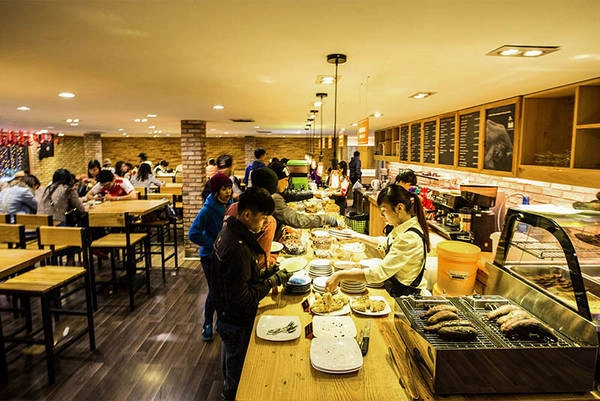 Tại đây, bạn có thể dùng thoả thích các loại đặc sản Đà Lạt ngon nhất, nông sản nhất, bao gồm: 10 loại kem gelato, 30 loại kẹo mứt đặc sản, 5 loại trà thảo mộc, cà phê nguyên chất, 3 loại nước cốt trái cây Đà Lạt, khoai lang nướng, bắp nướng, bánh và nhiều đặc sản khác. Ảnh: dalat