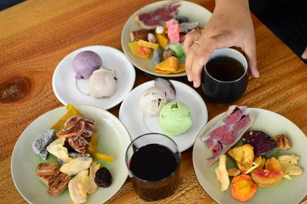 Vừa ăn kem, uống trà vừa ngắm thành phố Đà Lạt về đêm không có nơi nào tuyệt vời như L’angfarm Buffet. Ảnh: Thanh Tùng