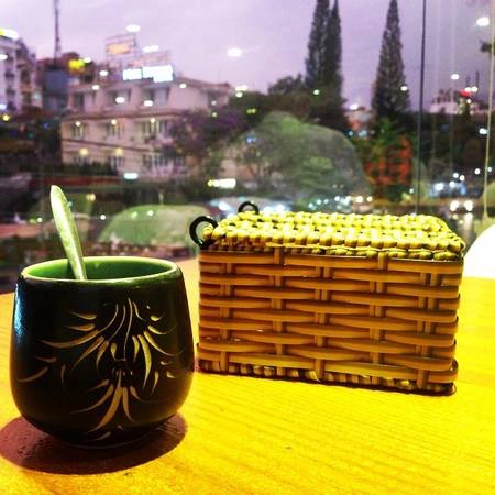 Không phô trương, không quá cầu kì mà chỉ với những ánh đèn điện giản đơn và vị trí thuận lợi để bạn phóng tầm mắt, ngắm nhìn toàn cảnh Đà Lạt huyền ảo sau màn sương. Ảnh: kanoonting