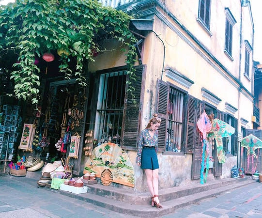 Nữ diễn viên phim Yêu viết những lời tình cảm cho nơi này: "Đi hoài không chán, mỗi lần quay lại Hội An luôn là những ngày đầy nắng và ngập tràn cảm xúc! Vẫn thích nhất là được đi lang thang giữa những con phố cổ kính, cảm giác thật yên bình, rồi dừng chân ở những quán cà phê đẹp ngất ngây, vừa thư giãn vừa tìm được những cảm hứng mới". Nữ diễn viên phim Yêu viết những lời tình cảm cho nơi này: "Đi hoài không chán, mỗi lần quay lại Hội An luôn là những ngày đầy nắng và ngập tràn cảm xúc! Vẫn thích nhất là được đi lang thang giữa những con phố cổ kính, cảm giác thật yên bình, rồi dừng chân ở những quán cà phê đẹp ngất ngây, vừa thư giãn vừa tìm được những cảm hứng mới".