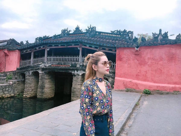 Chi Pu dẫn người xem tới chùa Cầu - nơi nổi tiếng nhất ở Hội An - công trình mang linh hồn của phố Hội, được xây dựng từ thế kỷ 17. Có lẽ chẳng ai tới Hội An mà không ghé qua ngôi chùa có thiết kế độc đáo, đậm chất Nhật Bản, nhuốm màu thời gian này. Chi Pu dẫn người xem tới chùa Cầu - nơi nổi tiếng nhất ở Hội An - công trình mang linh hồn của phố Hội, được xây dựng từ thế kỷ 17. Có lẽ chẳng ai tới Hội An mà không ghé qua ngôi chùa có thiết kế độc đáo, đậm chất Nhật Bản, nhuốm màu thời gian này.