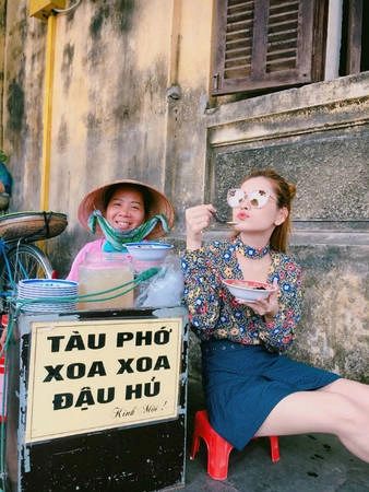 Cũng giống như bất cứ nơi nào ở miền Trung, ẩm thực là một trong những nét đẹp quyến rũ nhất. Chi Pu thích thú sà xuống một quán ăn ven đường, thưởng thức món tào phớ xoa xoa đậu hũ ngọt mát, thanh thanh trong tiết trời hè oi nóng. Cũng giống như bất cứ nơi nào ở miền Trung, ẩm thực là một trong những nét đẹp quyến rũ nhất. Chi Pu thích thú sà xuống một quán ăn ven đường, thưởng thức món tào phớ xoa xoa đậu hũ ngọt mát, thanh thanh trong tiết trời hè oi nóng.