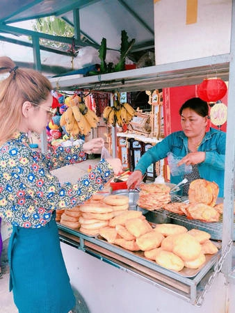 Cô nàng thừa nhận mình là tín đồ ăn vặt, "muốn ăn hết cả Hội An": "Đồ ăn ngon, không thể nào cầm lòng trước tàu hũ, bánh tiêu bánh khoai bánh chuối, cơm gà, mì Quảng, cao lầu, bánh bèo, hến xào, chè bắp... muốn ăn hết tất cả". Đây đều là những món ăn có giá rẻ, bán bên lề đường, du khách có thể dễ dàng mua vừa ăn vừa đi dạo khám phá phố cổ. Cô nàng thừa nhận mình là tín đồ ăn vặt, "muốn ăn hết cả Hội An": "Đồ ăn ngon, không thể nào cầm lòng trước tàu hũ, bánh tiêu bánh khoai bánh chuối, cơm gà, mì Quảng, cao lầu, bánh bèo, hến xào, chè bắp... muốn ăn hết tất cả". Đây đều là những món ăn có giá rẻ, bán bên lề đường, du khách có thể dễ dàng mua vừa ăn vừa đi dạo khám phá phố cổ.