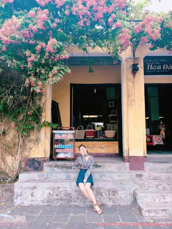 Hội An cũng là mảnh đất của nhiều quán cà phê đẹp, có gout, mỗi góc khi lên hình đều được ví như postcard. Con đường Trần Phú là tụ điểm của nhiều quán nổi tiếng nhất thời gian này, mái ngói rêu phong, tường vàng, giàn hoa giấy hồng rủ xuống mềm mại, đẹp xao xuyến. Bạn có thể ghé qua Reaching out (131 Trần Phú), Hải cafe (111 Trần Phú), Chu Chu (74 Trần Phú), Hoi An Roastery (135 Trần Phú) và được nhiều người chú ý nhất là The Chef (166 Trần Phú) - nơi có ban công thoáng rộng, nhìn xuống toàn bộ không gian phố Hội. Hội An cũng là mảnh đất của nhiều quán cà phê đẹp, có gout, mỗi góc khi lên hình đều được ví như postcard. Con đường Trần Phú là tụ điểm của nhiều quán nổi tiếng nhất thời gian này, mái ngói rêu phong, tường vàng, giàn hoa giấy hồng rủ xuống mềm mại, đẹp xao xuyến. Bạn có thể ghé qua Reaching out (131 Trần Phú), Hải cafe (111 Trần Phú), Chu Chu (74 Trần Phú), Hoi An Roastery (135 Trần Phú) và được nhiều người chú ý nhất là The Chef (166 Trần Phú) - nơi có ban công thoáng rộng, nhìn xuống toàn bộ không gian phố Hội.