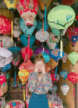 Buổi tối, bạn có thể đi dạo bên bờ sông Hoài hoặc thả hoa đăng như Chi Pu. Cô nàng chia sẻ: "Buổi tối, mình dạo phố đèn lồng và thả hoa đăng dưới dòng sông Hội để cầu nguyện bình an cho mình và những người thân yêu nữa". Buổi tối, bạn có thể đi dạo bên bờ sông Hoài hoặc thả hoa đăng như Chi Pu. Cô nàng chia sẻ: "Buổi tối, mình dạo phố đèn lồng và thả hoa đăng dưới dòng sông Hội để cầu nguyện bình an cho mình và những người thân yêu nữa".
