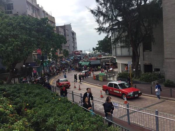 Stanley market - một khu thương mại kết hợp flea market. Nơi này có bến tàu cổ được xây dựng từ đầu thế kỷ để phục vụ Toàn quyền Hong Kong và ngôi nhà đá cổ giờ thành cửa hàng của H&M.