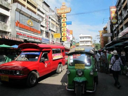 Red cab, tuk tuk và taxi là phương tiện di chuyển chính ở Chiang Mai 