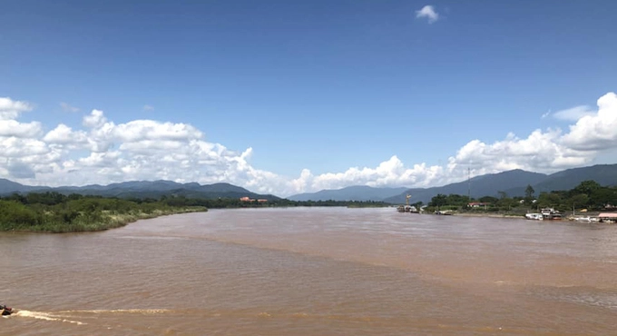 Một trong những điểm check-in nổi tiếng nhất của tỉnh là vùng Tam giác vàng nằm giữa 3 nước Thái Lan, Lào và Myanmar. Du khách tới bờ sông Mê Kông thuộc Chiang Rai có thể nhìn sang địa phận của Lào và Myanmar.