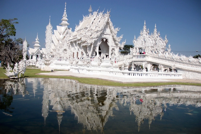 Cũng như nhiều tỉnh thành khác của Thái Lan, Chiang Rai cũng có rất nhiều đền chùa. Ngôi đền Wat Rong Khun xây vào năm 1997 có nét kiến trúc độc nhất vô nhị, khác biệt với tất cả các công trình tôn giáo khác.