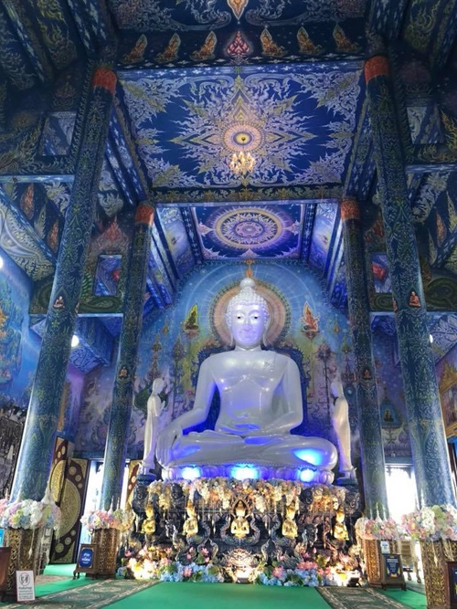 Khác với các đền chùa thường có trần thấp, Wat Rong Suea Ten có không gian bên trong cao rộng. Phần trần, tường đều được vẽ hoa văn lộng lẫy. Bên trong đền đặt một bức tượng Phật bằng ngọc trắng.