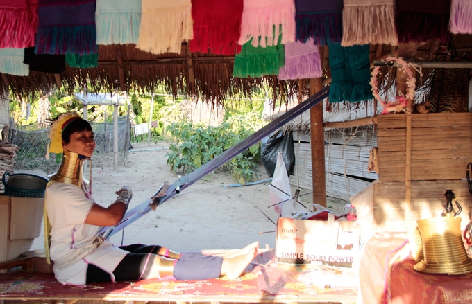 Vùng đất Mae Sai thuộc Chiang Rai là nơi sinh sống của tộc người cổ dài. Người phụ nữ đeo vòng làm đẹp từ khi còn nhỏ, tới lúc trưởng thành, số lượng vòng có thể lên tới 20 chiếc.