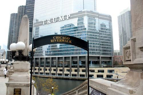  Phố đi bộ dọc hai bờ sông Chicago chảy ngang thành phố