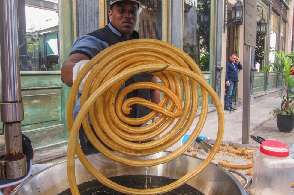 Banh chiên giòn churros trên đường phố Havana